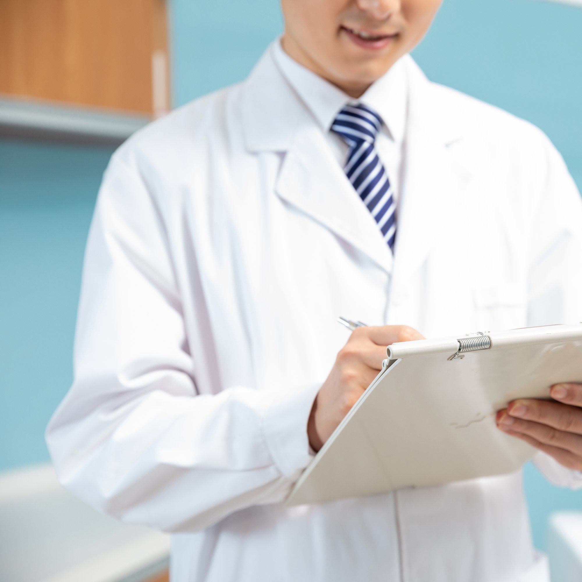 Lovepik_com-501351387-dental-clinic-male-doctor-1
